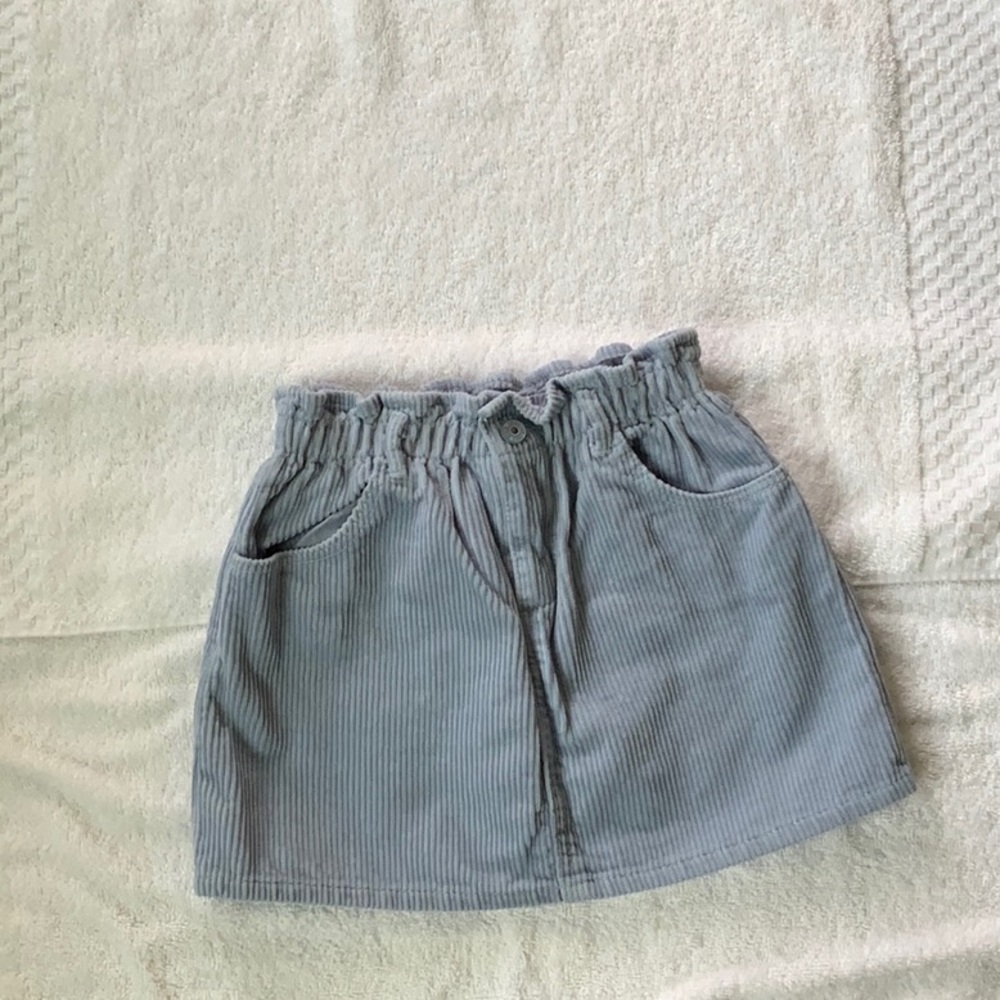 Zara blue corduroy skirt size 4-5. Front pockets and zipper and button closure.